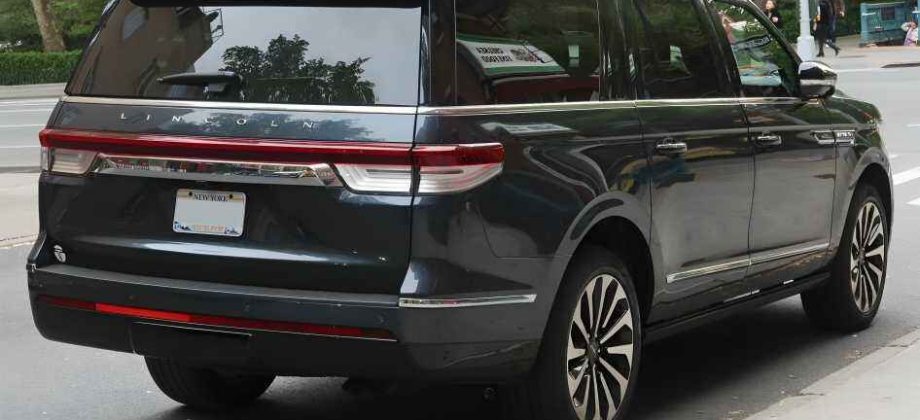 Lincoln-Navigator-2023-1-qgbpuv1qhix7hp96xzeqyuurtg22hqmeg2okb2yjqg