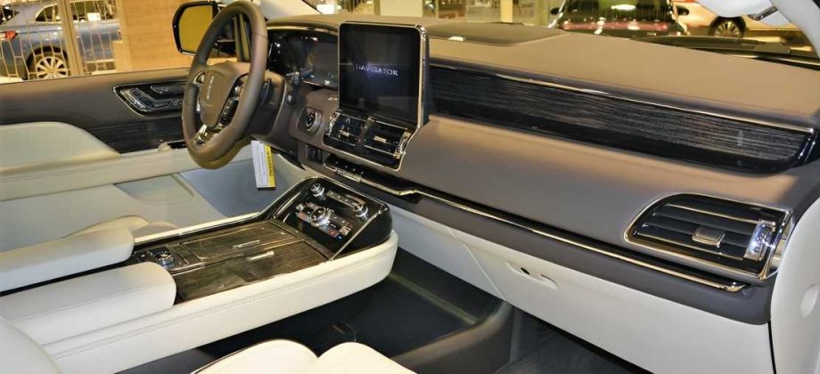 Lincoln-Navigator-interior-qgbp1fpmj8n215zxrri7es6ac73eiuswqfgcg8l8iw