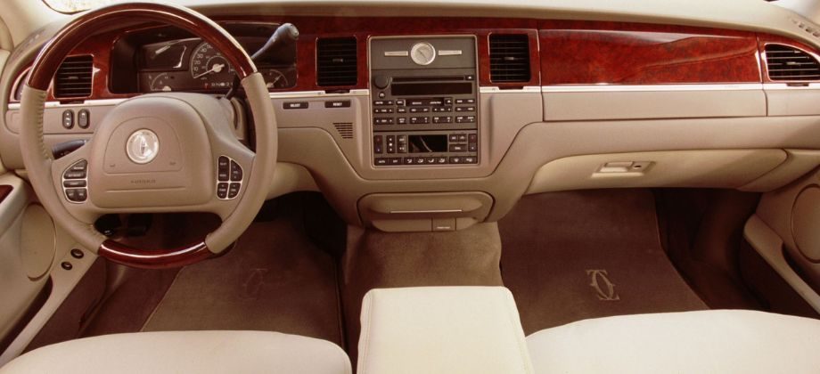 Lincoln-Town-_Car-inside-qgd7otsn5pumj093l6gx9bgizm2ng77jw40rjrip2g