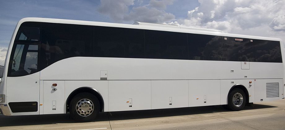 white-shuttle-bus-qgri5o29kzhh61p4vwxw0ncnnj7g8fnw9rfytahffs